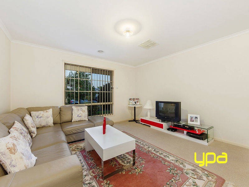 10 Daylesford Terrace, Caroline Springs VIC 3023