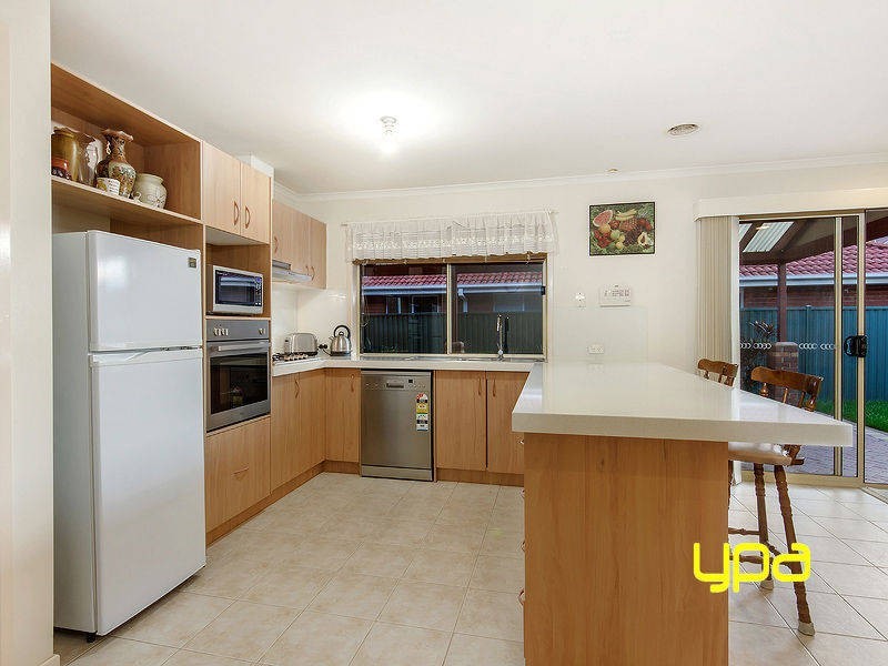 10 Daylesford Terrace, Caroline Springs VIC 3023