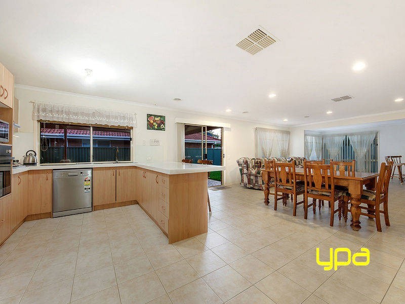 10 Daylesford Terrace, Caroline Springs VIC 3023