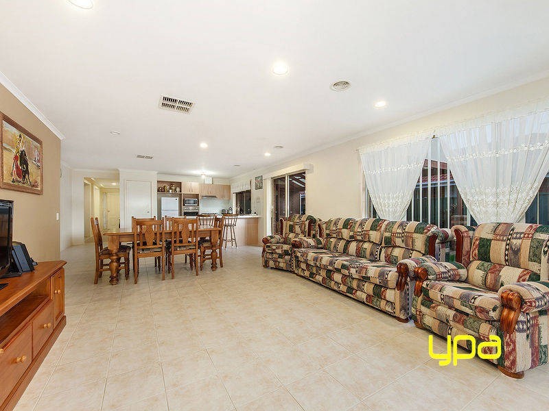 10 Daylesford Terrace, Caroline Springs VIC 3023