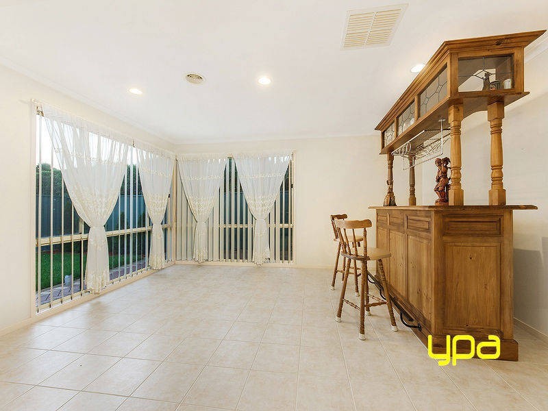 10 Daylesford Terrace, Caroline Springs VIC 3023