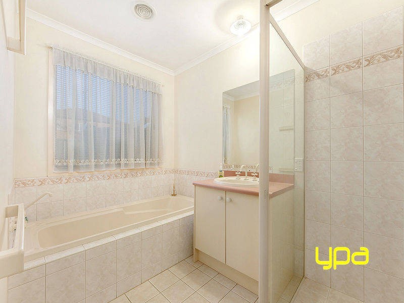 10 Daylesford Terrace, Caroline Springs VIC 3023