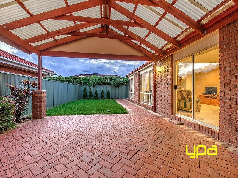 10 Daylesford Terrace, Caroline Springs VIC 3023