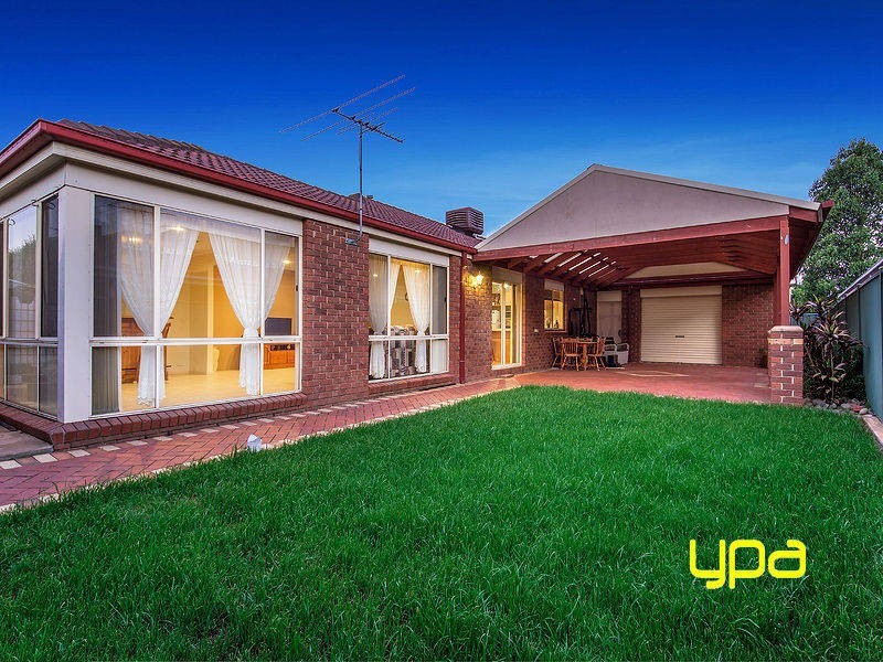 10 Daylesford Terrace, Caroline Springs VIC 3023