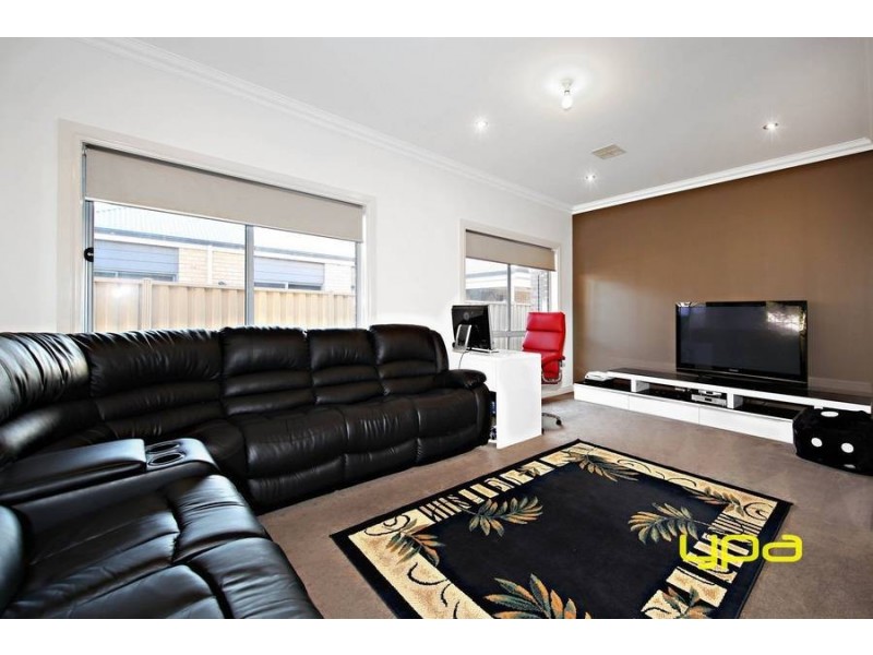 24 Clementson Drive, Caroline Springs VIC 3023