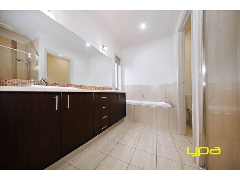 24 Clementson Drive, Caroline Springs VIC 3023