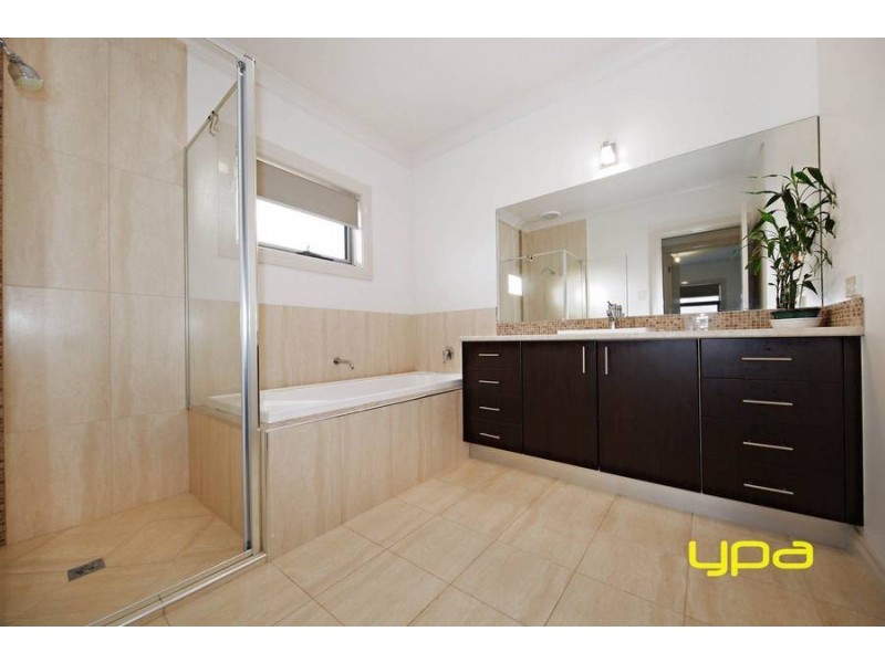 24 Clementson Drive, Caroline Springs VIC 3023