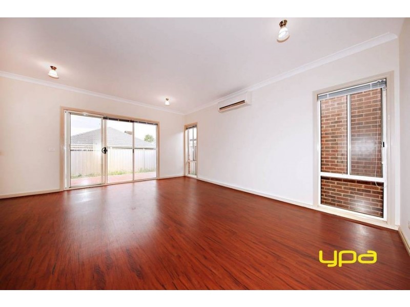 94 Oakview Parade, Caroline Springs VIC 3023