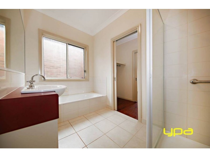 94 Oakview Parade, Caroline Springs VIC 3023