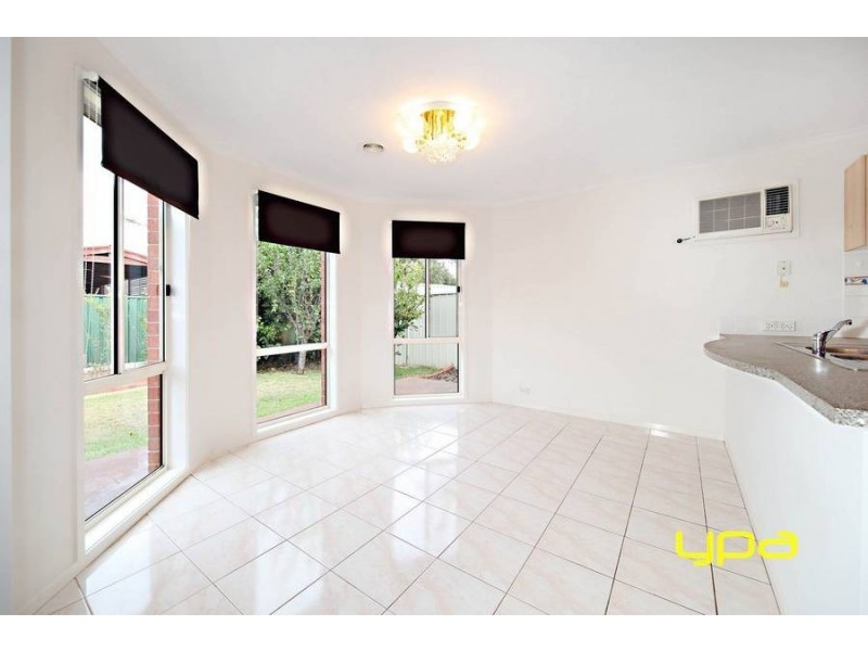 31 Castlemaine Way, Caroline Springs VIC 3023