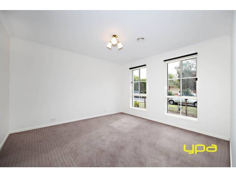 31 Castlemaine Way, Caroline Springs VIC 3023