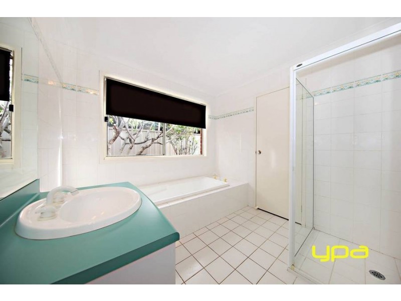 31 Castlemaine Way, Caroline Springs VIC 3023