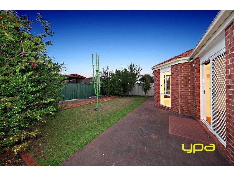 31 Castlemaine Way, Caroline Springs VIC 3023