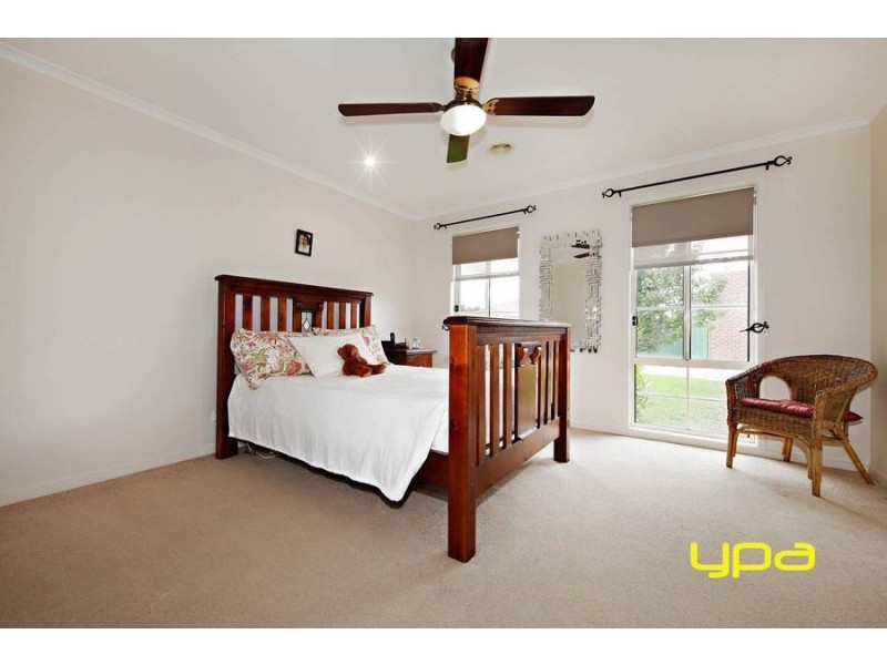 8 Tonelli Place, Burnside VIC 3023