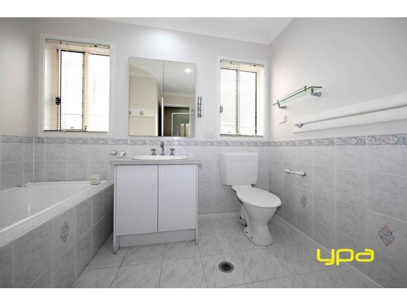 8 Tonelli Place, Burnside VIC 3023