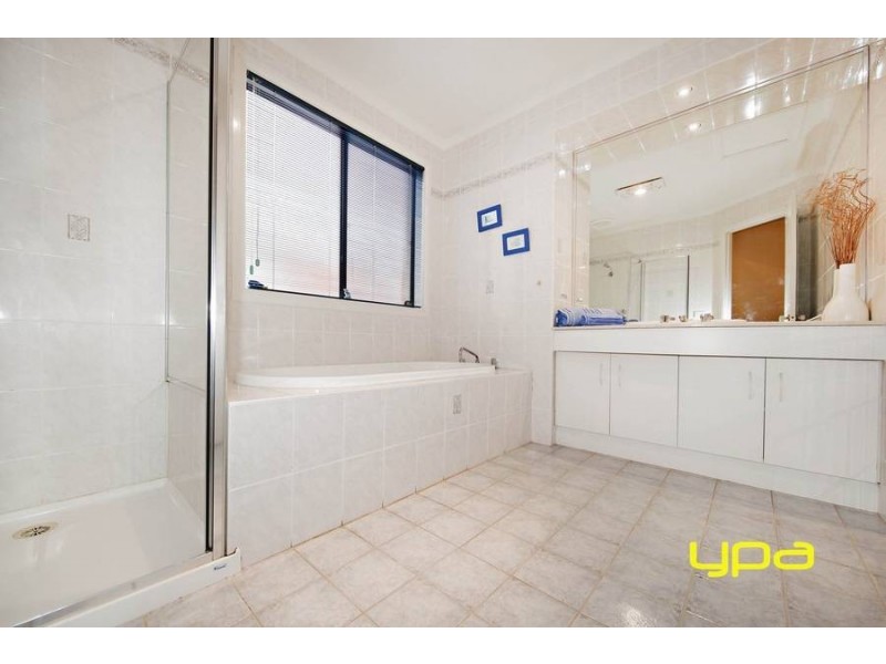 11 Carinya Boulevard, Burnside VIC 3023