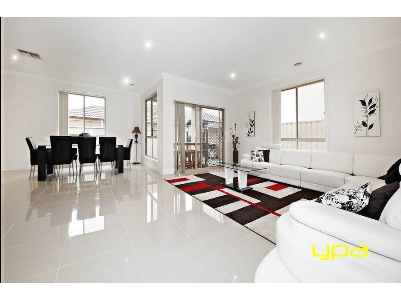 30 Lawson Way, Caroline Springs VIC 3023