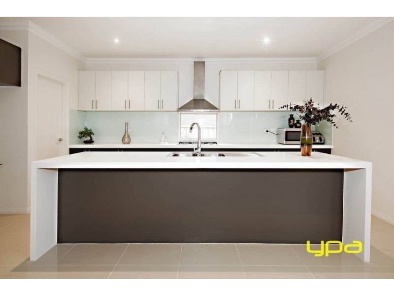 30 Lawson Way, Caroline Springs VIC 3023