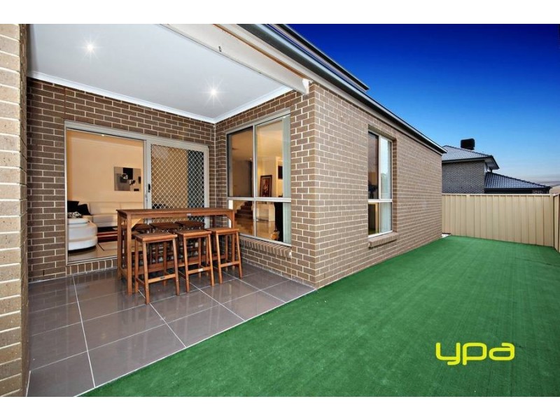 30 Lawson Way, Caroline Springs VIC 3023