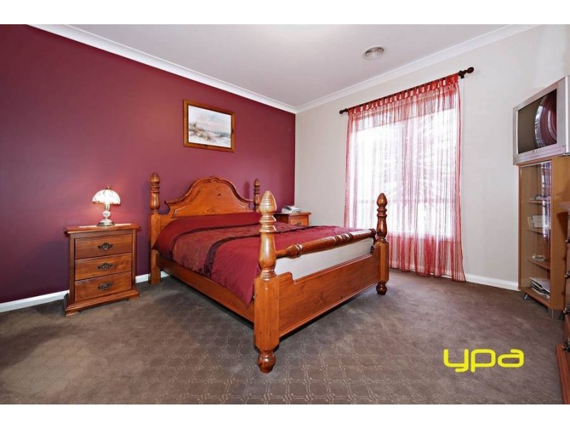 16 Woodruff Place, Caroline Springs VIC 3023