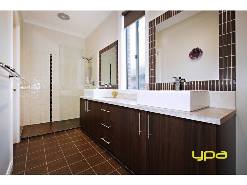 16 Woodruff Place, Caroline Springs VIC 3023