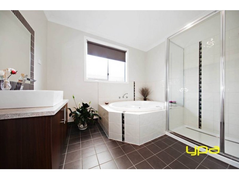 16 Woodruff Place, Caroline Springs VIC 3023