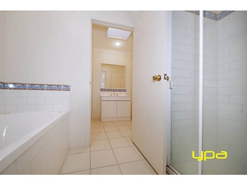 4 Perkins Grove, Burnside VIC 3023