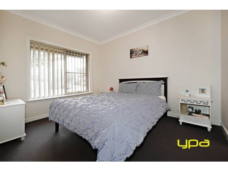 18 Dunstall Gardens, Caroline Springs VIC 3023