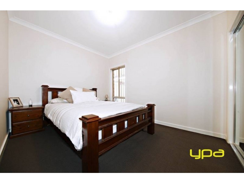 18 Dunstall Gardens, Caroline Springs VIC 3023