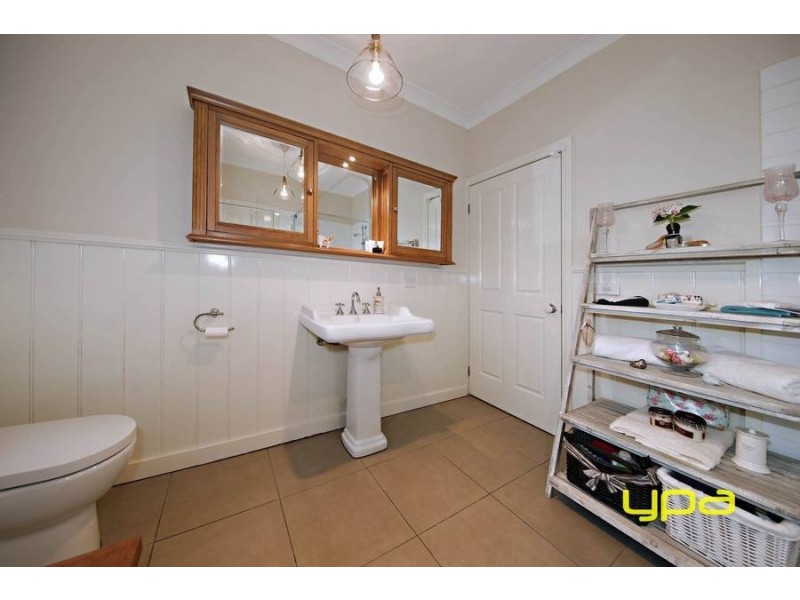 18 Dunstall Gardens, Caroline Springs VIC 3023