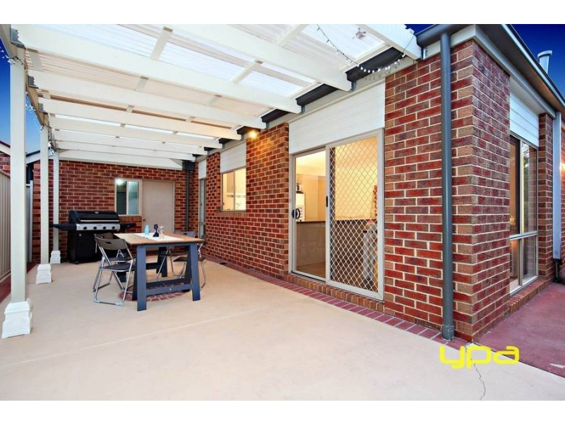 18 Dunstall Gardens, Caroline Springs VIC 3023