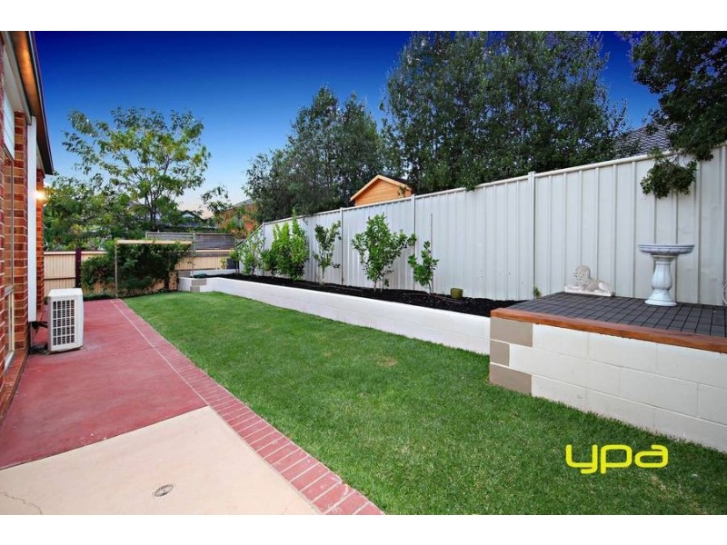 18 Dunstall Gardens, Caroline Springs VIC 3023