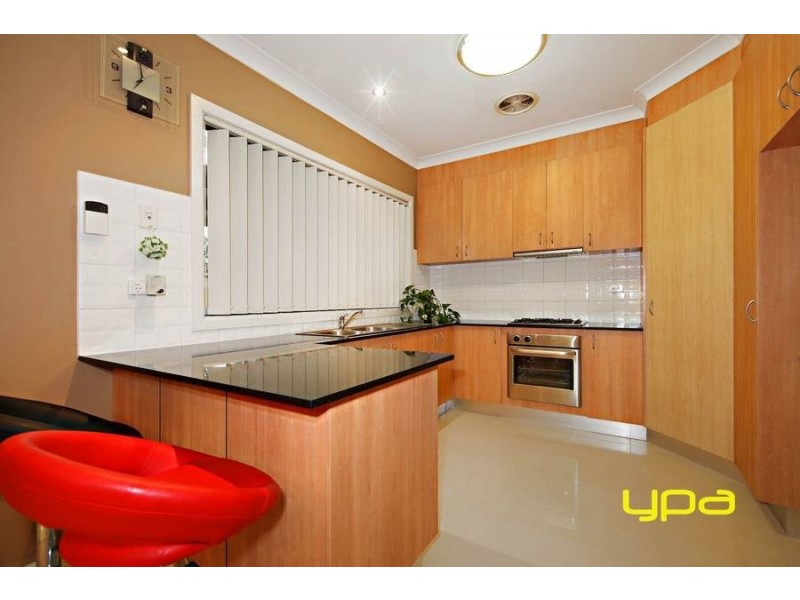 15 Barlow Close, Caroline Springs VIC 3023