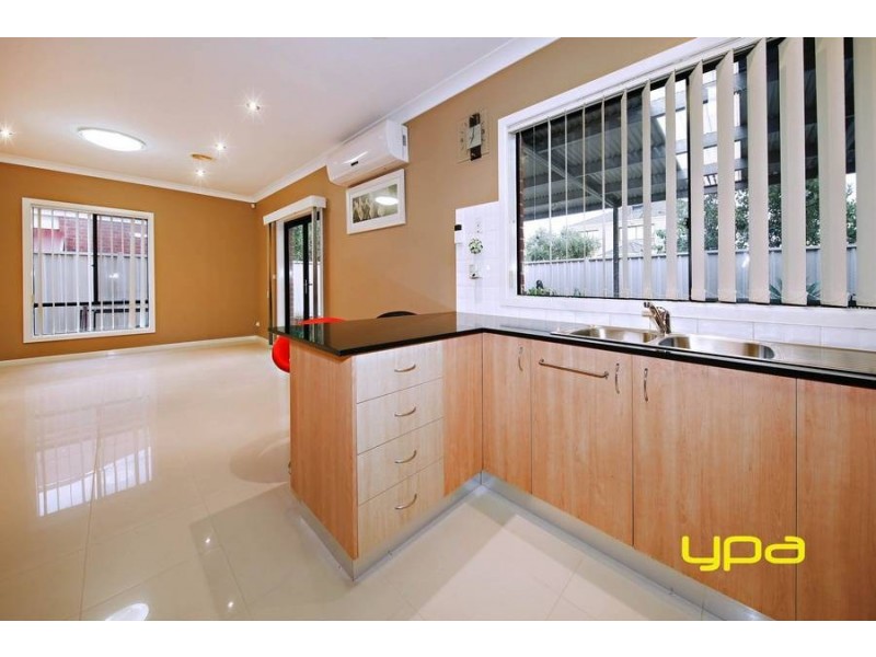 15 Barlow Close, Caroline Springs VIC 3023