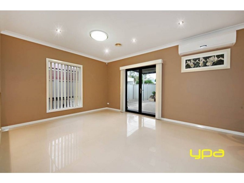 15 Barlow Close, Caroline Springs VIC 3023