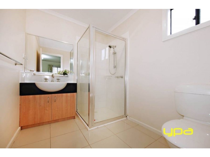 15 Barlow Close, Caroline Springs VIC 3023