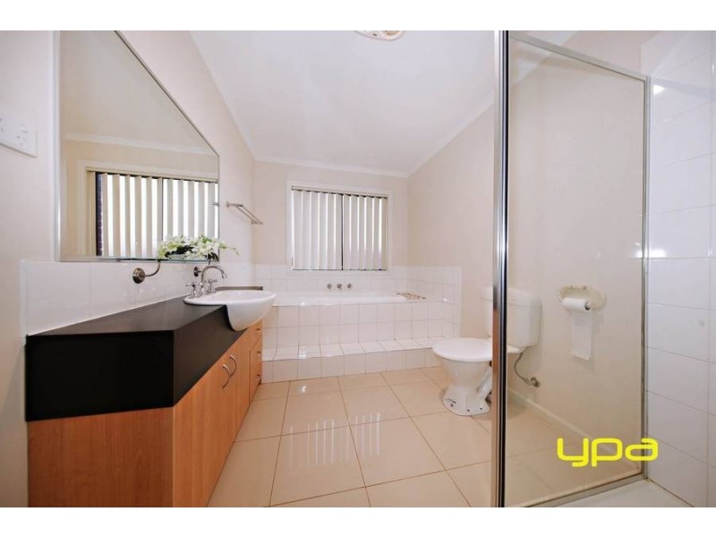 15 Barlow Close, Caroline Springs VIC 3023