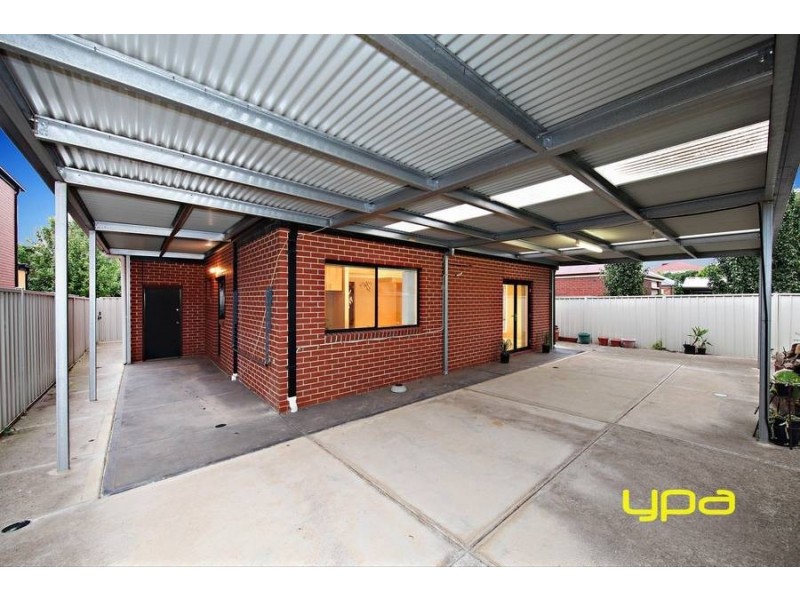 15 Barlow Close, Caroline Springs VIC 3023