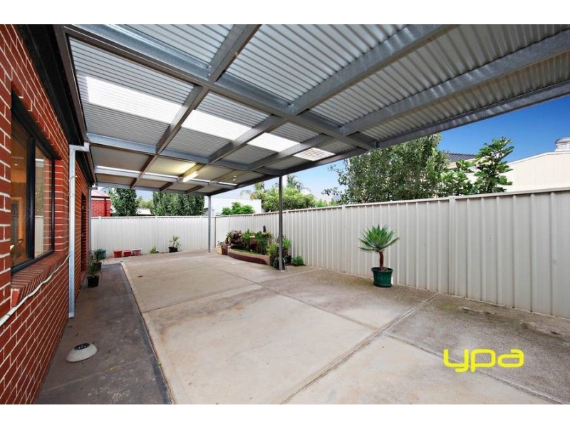 15 Barlow Close, Caroline Springs VIC 3023