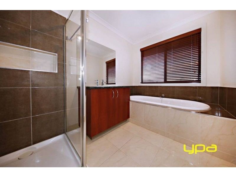 4 Briar Valley Rise, Caroline Springs VIC 3023