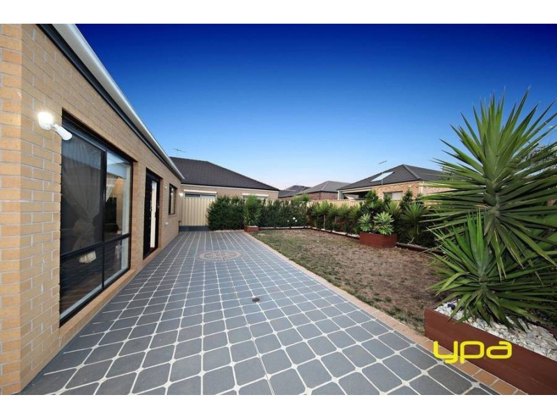 4 Briar Valley Rise, Caroline Springs VIC 3023