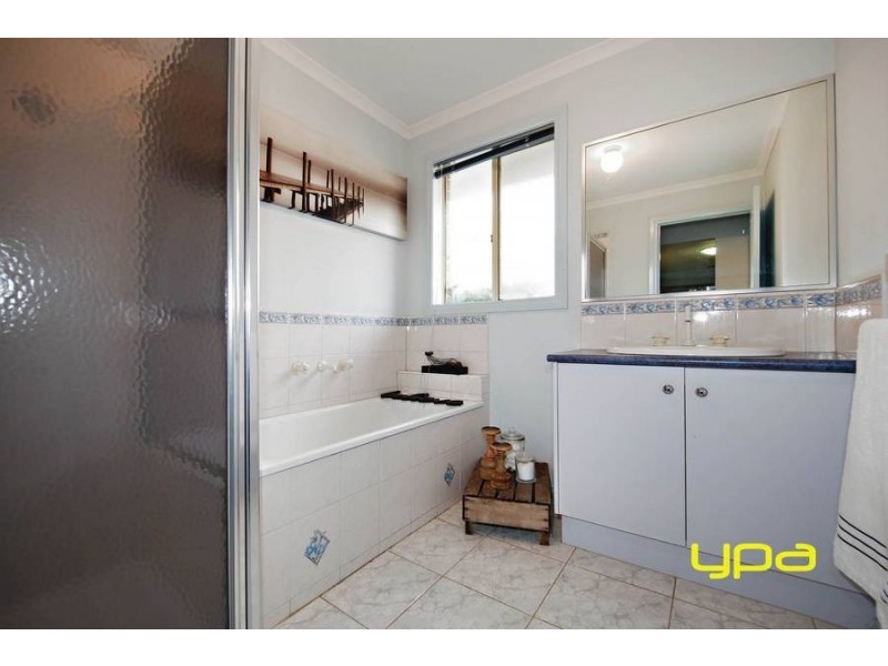 6 Belair Court, Caroline Springs VIC 3023