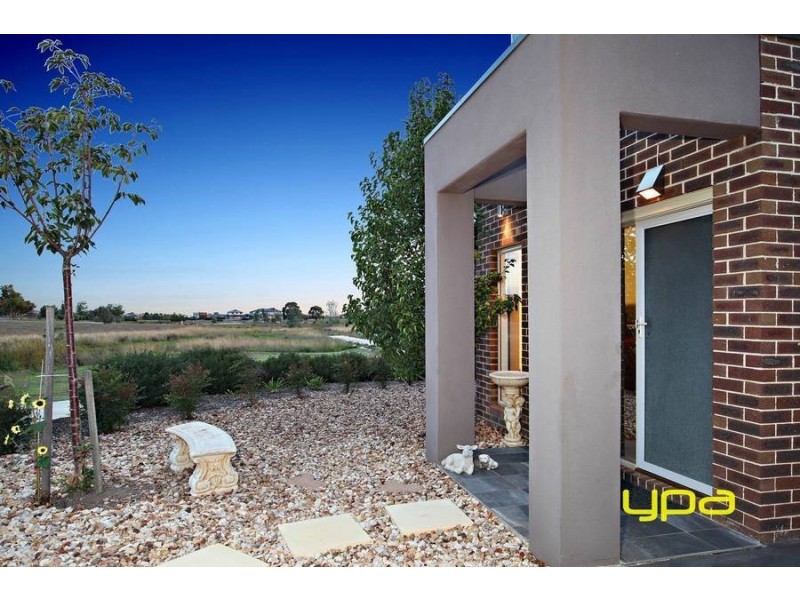 1/40 McCubbin Way, Caroline Springs VIC 3023