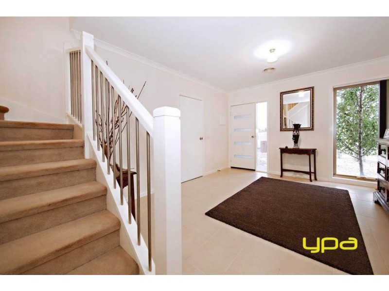 1/40 McCubbin Way, Caroline Springs VIC 3023