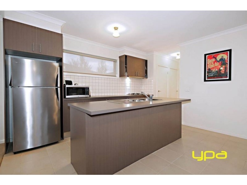 1/40 McCubbin Way, Caroline Springs VIC 3023