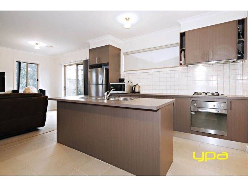 1/40 McCubbin Way, Caroline Springs VIC 3023