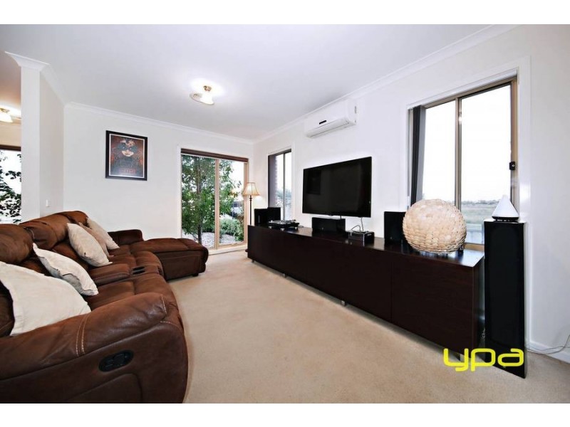 1/40 McCubbin Way, Caroline Springs VIC 3023