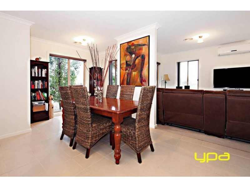 1/40 McCubbin Way, Caroline Springs VIC 3023