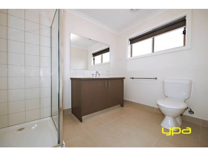 1/40 McCubbin Way, Caroline Springs VIC 3023