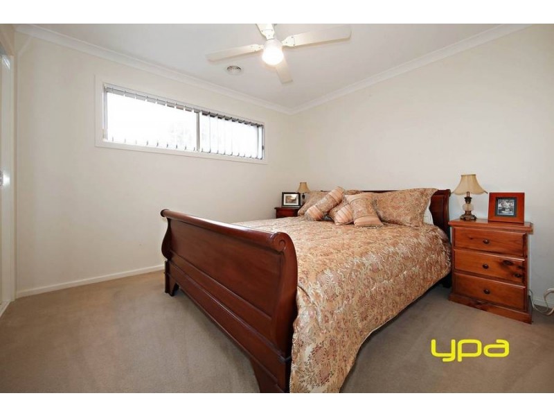 1/40 McCubbin Way, Caroline Springs VIC 3023